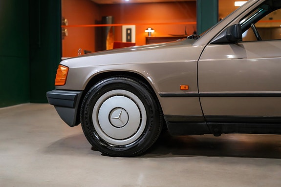 Mercedes-Benz W201 7 of 19