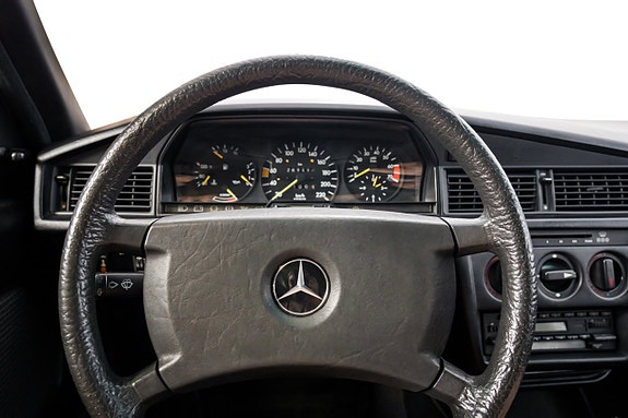 Mercedes-Benz W201 12 of 19