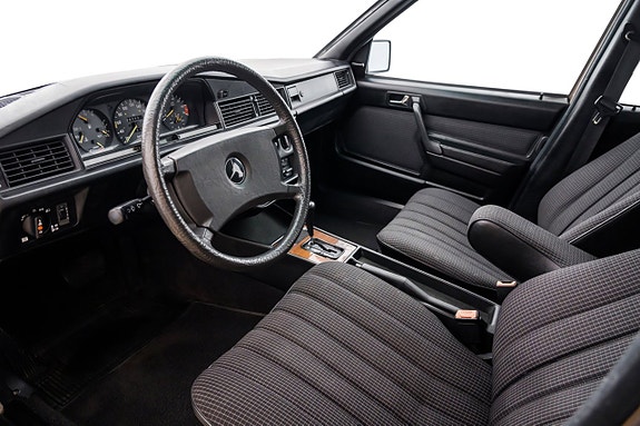 Mercedes-Benz W201 11 of 19