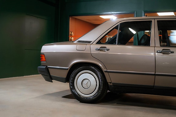 Mercedes-Benz W201 8 of 19