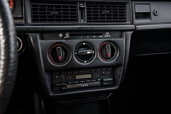 Mercedes-Benz W201 14 of 19