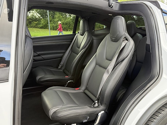 Tesla Model X 7 of 12