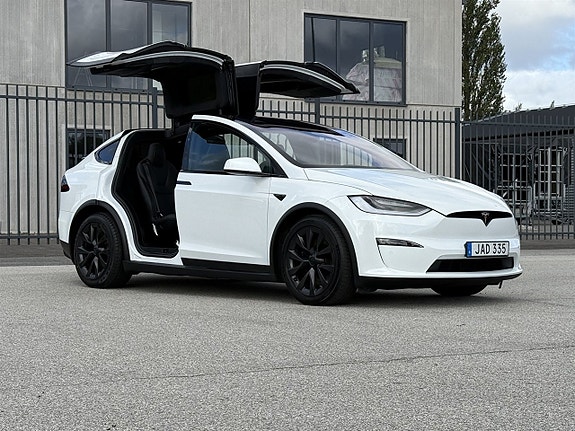 Tesla Model X 11 of 12