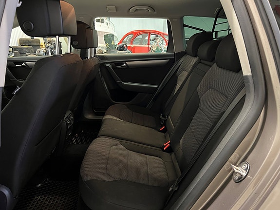Volkswagen Passat 10 of 22