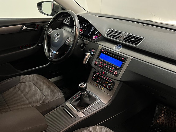 Volkswagen Passat 13 of 22