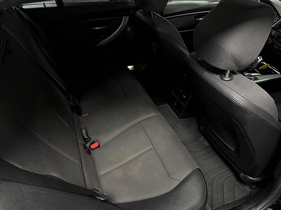 BMW 320d 18 of 24