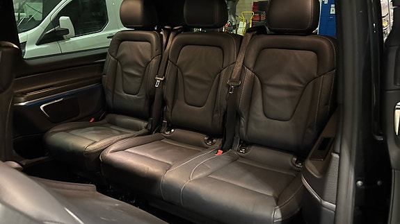 Mercedes-Benz V300 9 of 9