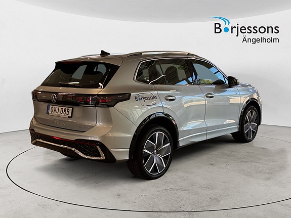 Volkswagen Tiguan 3 of 10
