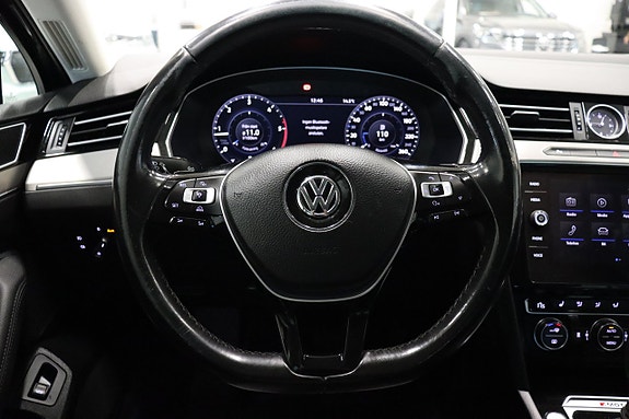 Volkswagen Passat 16 of 30