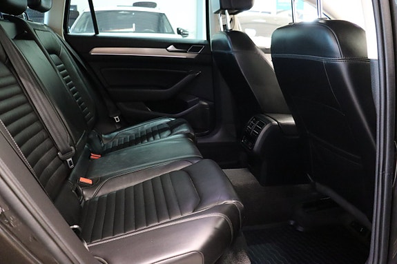 Volkswagen Passat 13 of 30