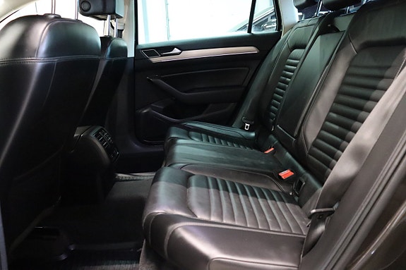 Volkswagen Passat 12 of 30