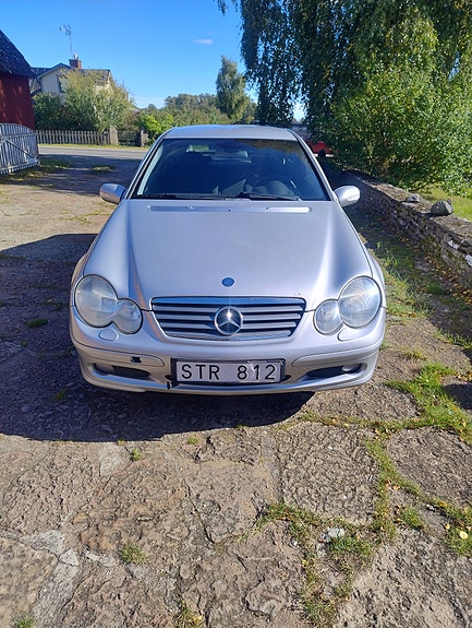 Mercedes-Benz C180 2 of 7
