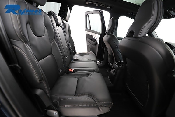 Volvo XC90 10 of 25