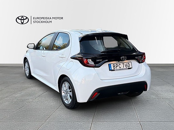 Toyota Yaris 2 of 13