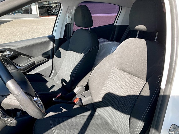 Peugeot 208 4 of 15