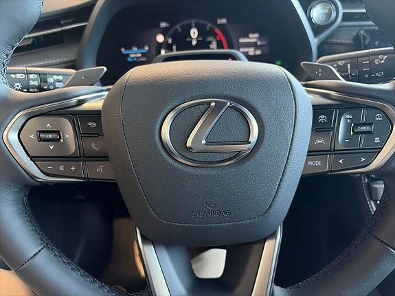 Lexus LBX 8 of 15
