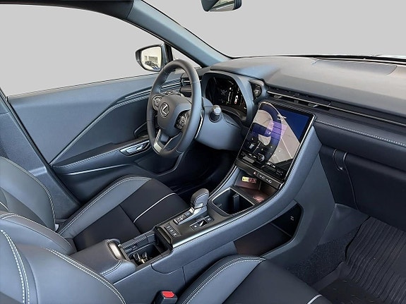 Lexus LBX 7 of 15