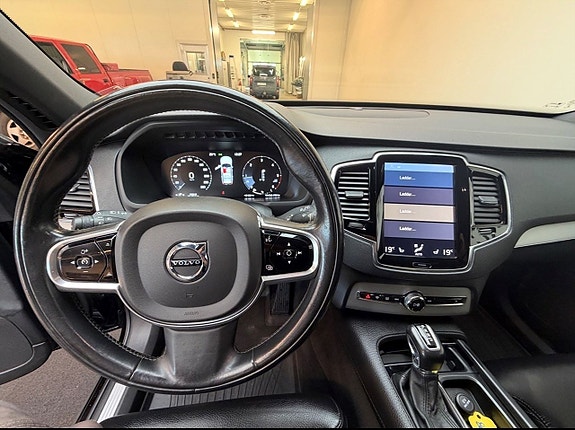 Volvo XC90 10 of 12