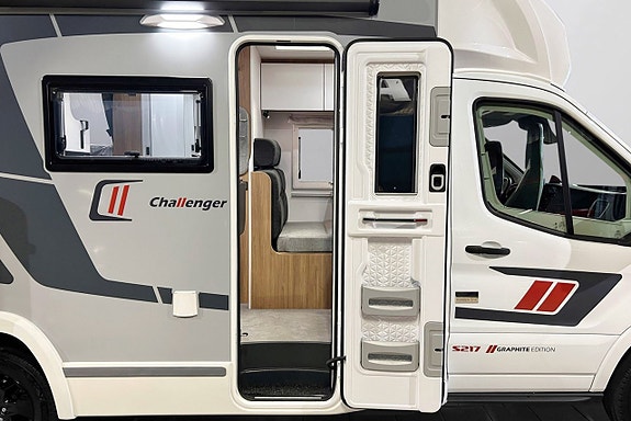 CHALLENGER S217 Graphite Edition 165 HK AUTOMAT Dieselvärmare Långbäddar 4 of 30
