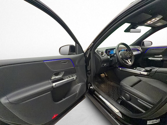 Mercedes-Benz GLB250 10 of 30