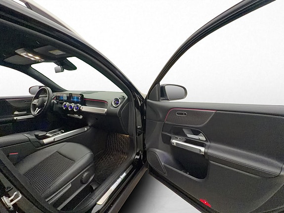 Mercedes-Benz GLB250 13 of 30