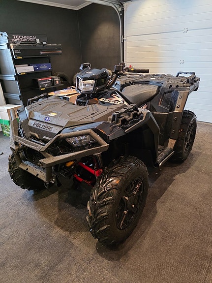 Polaris Sportsman XP 1000 BLACK EDITION 2 of 15