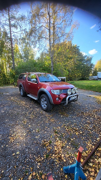 Mitsubishi L200 Club Cab 2 of 2