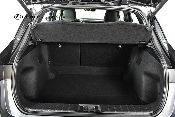 Lexus LBX 9 of 18