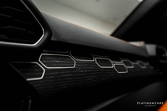 Lamborghini Urus 15 of 27