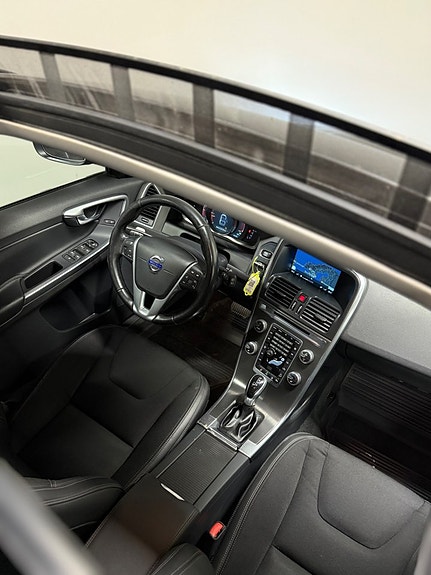 Volvo XC60 10 of 23