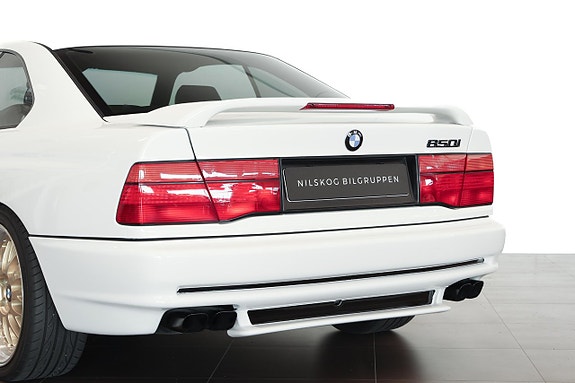 BMW 850i 11 of 17