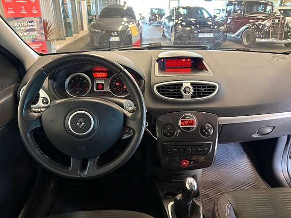Renault Clio 10 of 13