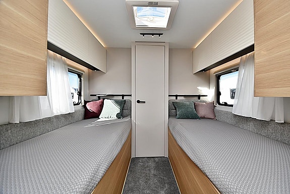 Adria 613 HT Adora, Långbäddar 11 of 27