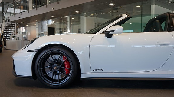 Porsche 911 Targa 4 GTS 3 of 11
