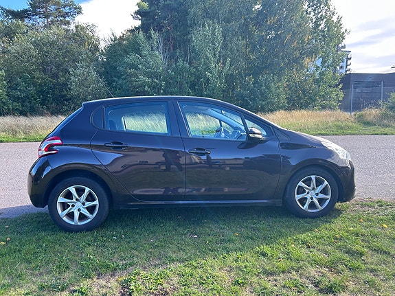 Peugeot 208 2 of 6