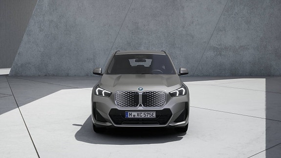 BMW iX1 2 of 11