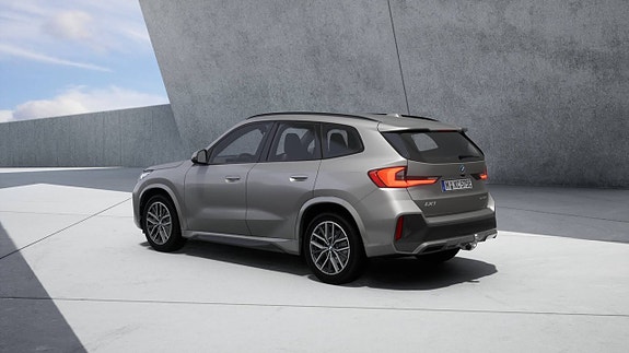 BMW iX1 10 of 11