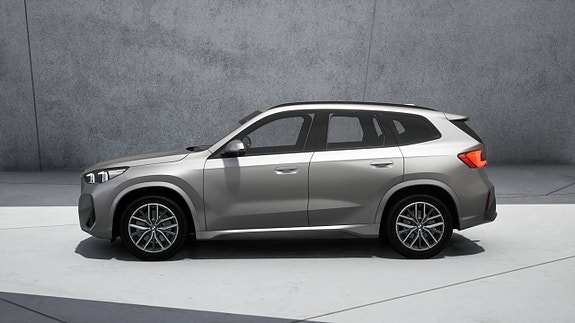 BMW iX1 3 of 11