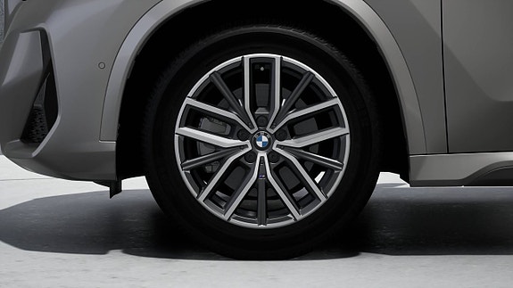 BMW iX1 4 of 11