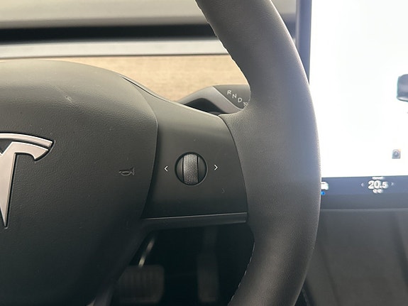 Tesla Model Y 14 of 30