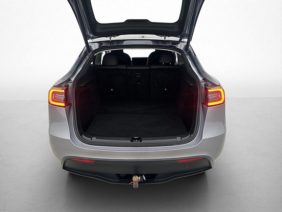Tesla Model Y 9 of 30