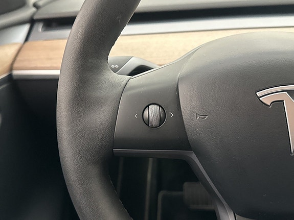 Tesla Model Y 13 of 30