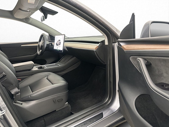 Tesla Model Y 25 of 30