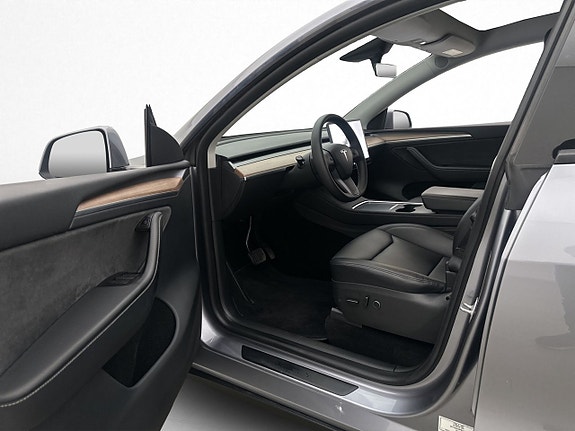 Tesla Model Y 10 of 30