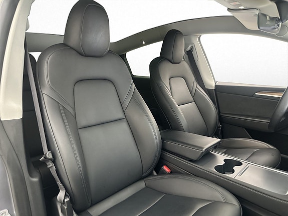 Tesla Model Y 26 of 30