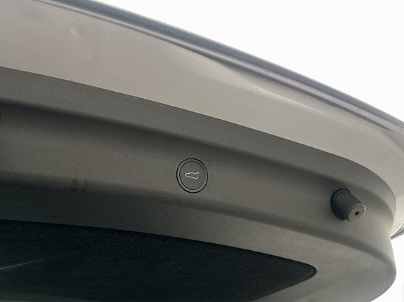 Tesla Model Y 28 of 30
