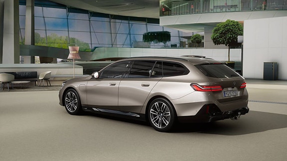 BMW 530e 2 of 4
