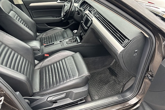 Volkswagen Passat Alltrack 13 of 30