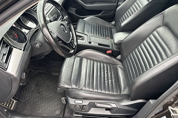 Volkswagen Passat Alltrack 17 of 30