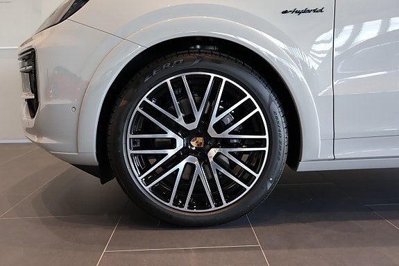 Porsche Cayenne 3 of 10